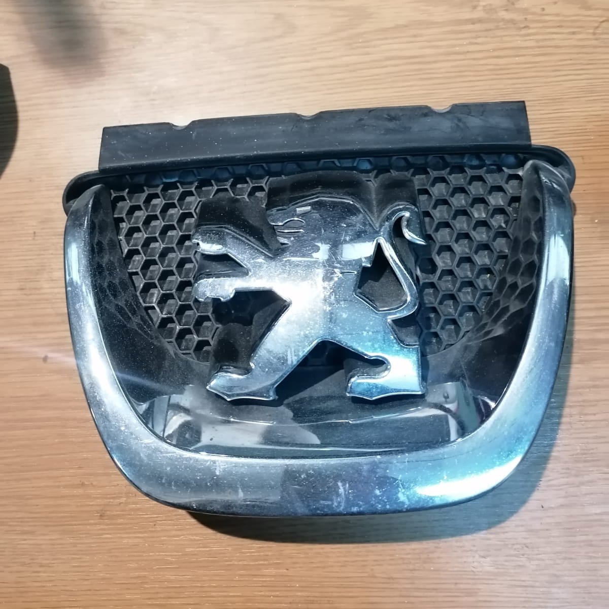 Peugeot 308 çıkma tampon panjur ve 308 tampon arması 