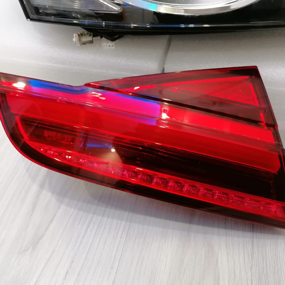 Audi a8 kayar led iç stop lambası 4h0945093k